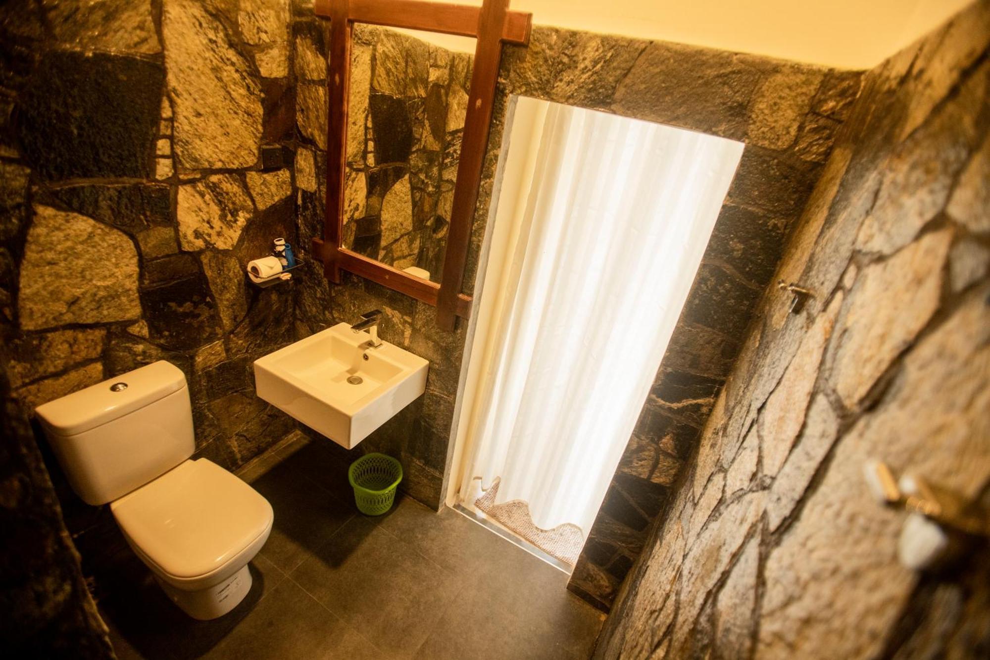 Evergreen Hotel דמבולה מראה חיצוני תמונה