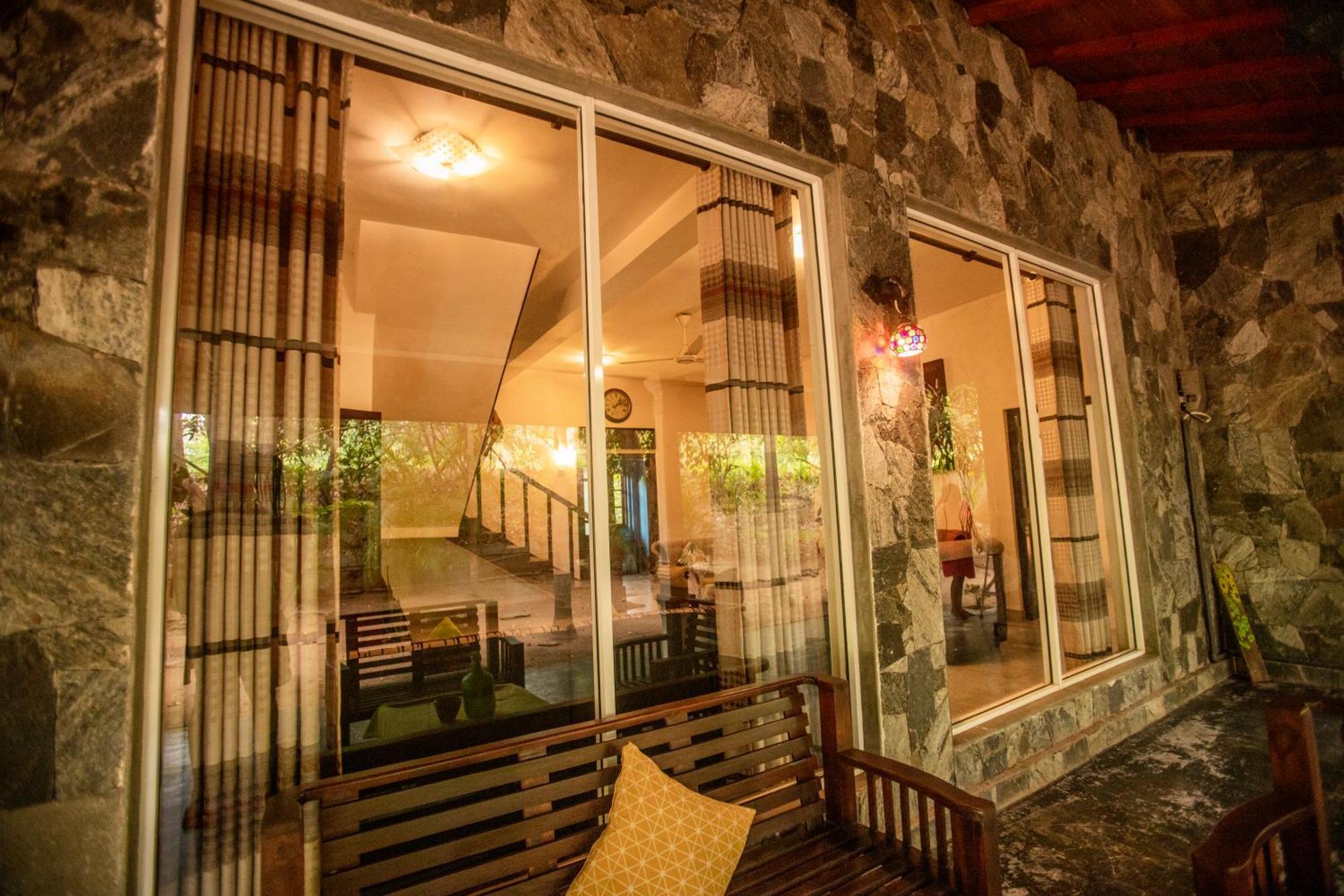 Evergreen Hotel דמבולה מראה חיצוני תמונה